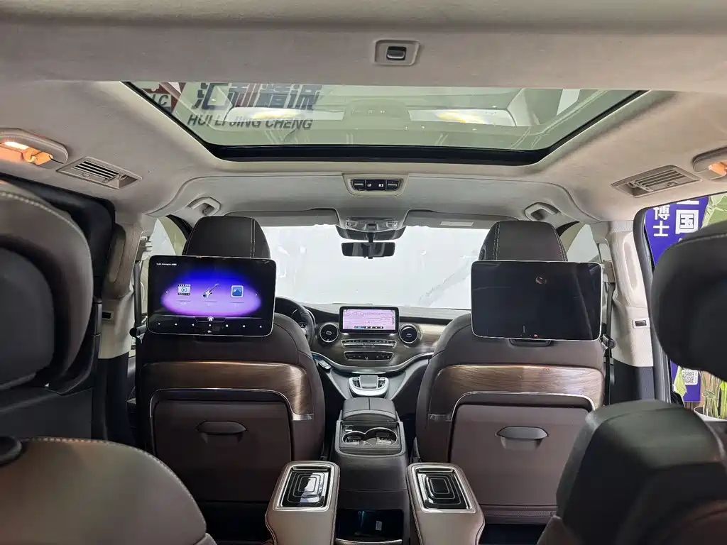 Mercedes-Benz V-Class 2023 — фото 16