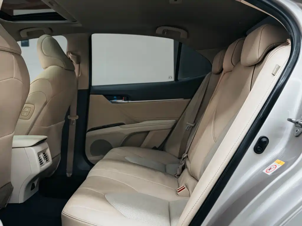 Toyota Camry 2018 — фото 10
