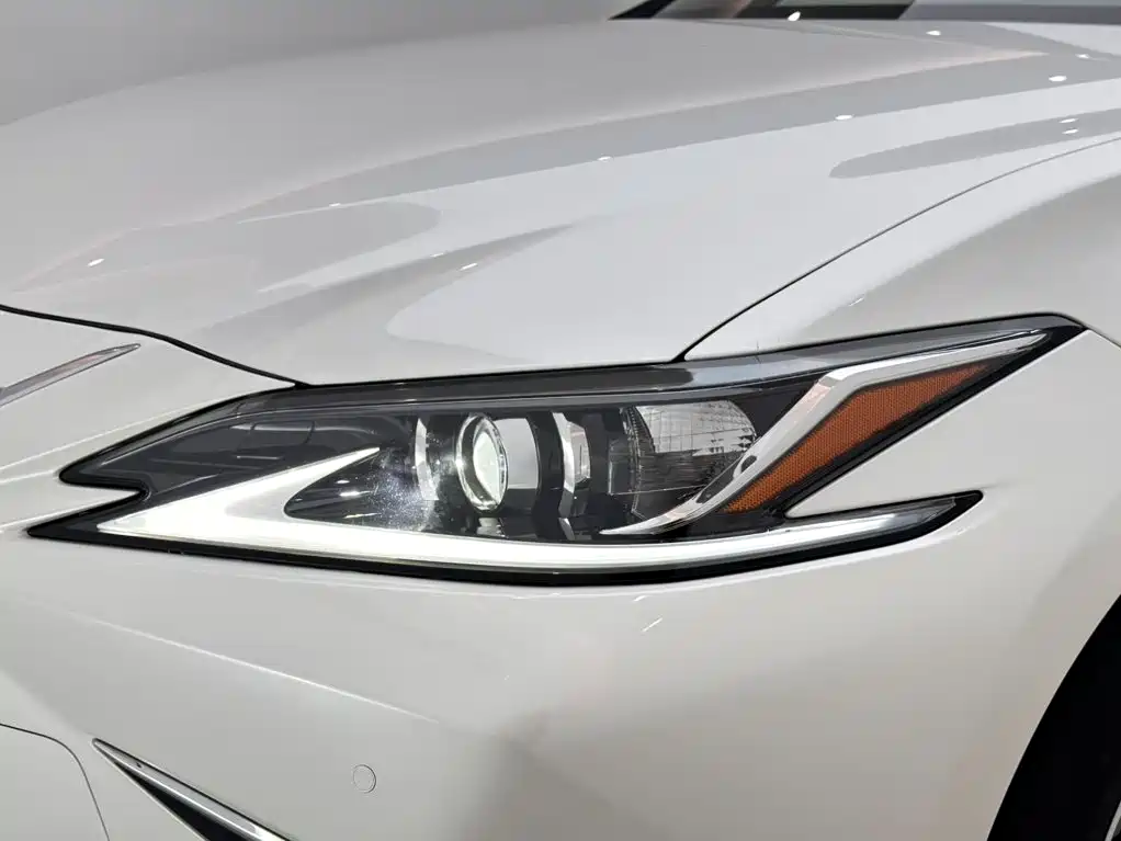 Lexus ES 2021 — фото 17