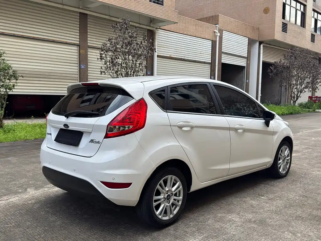 Ford Fiesta 2015 — фото 8