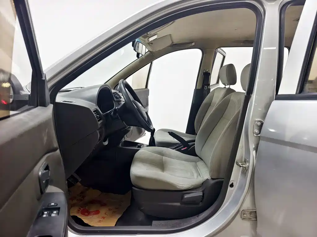 Wuling Hongguang 2015 — фото 12