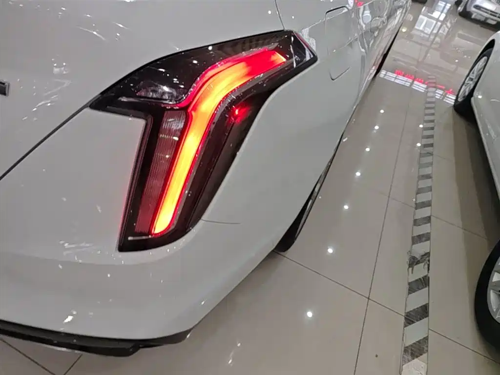 Cadillac CT4 2021 — фото 8