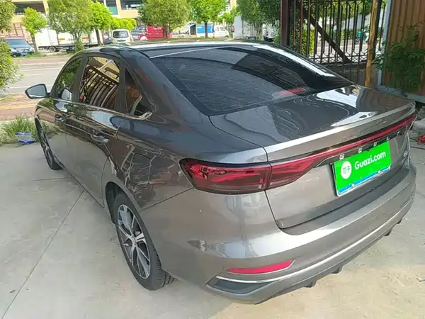 Geely Emgrand 2022