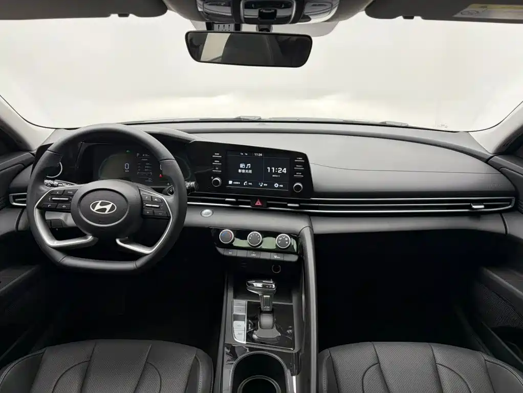 Hyundai Elantra 2023 — фото 17