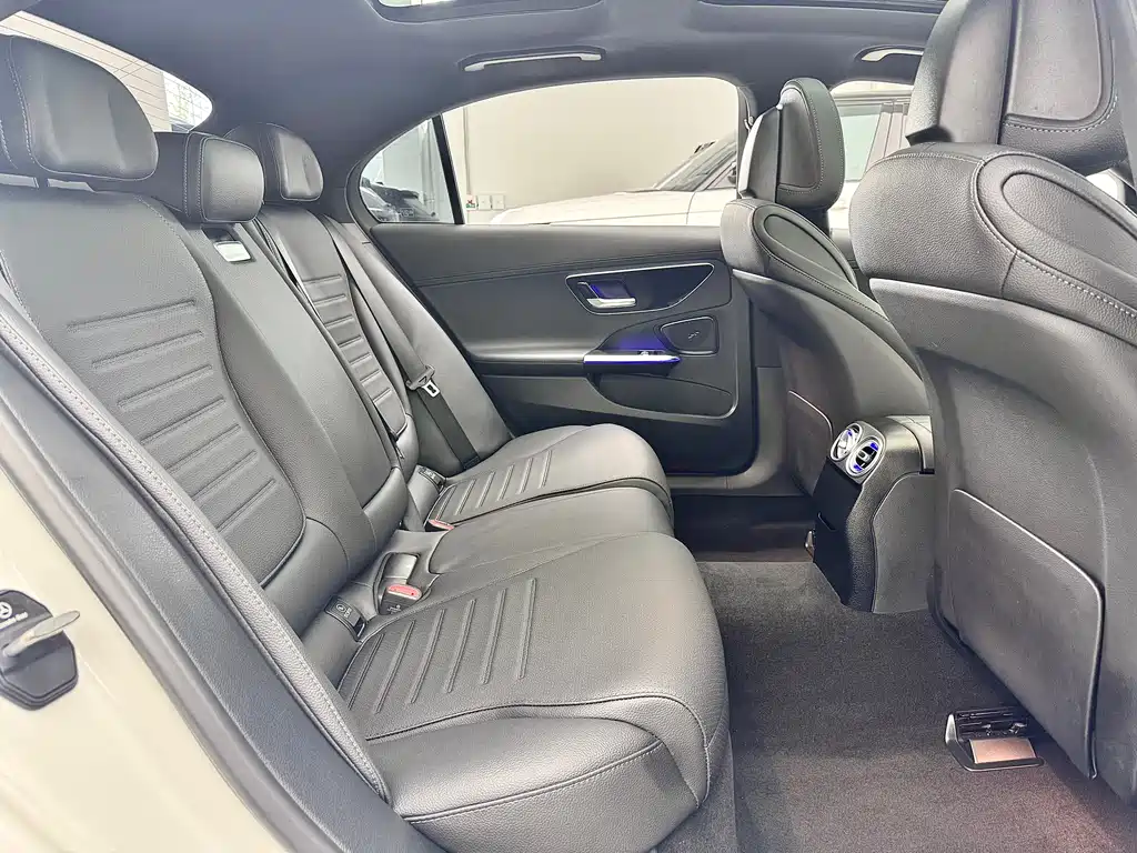 Mercedes-Benz C-Class 2024 — фото 12