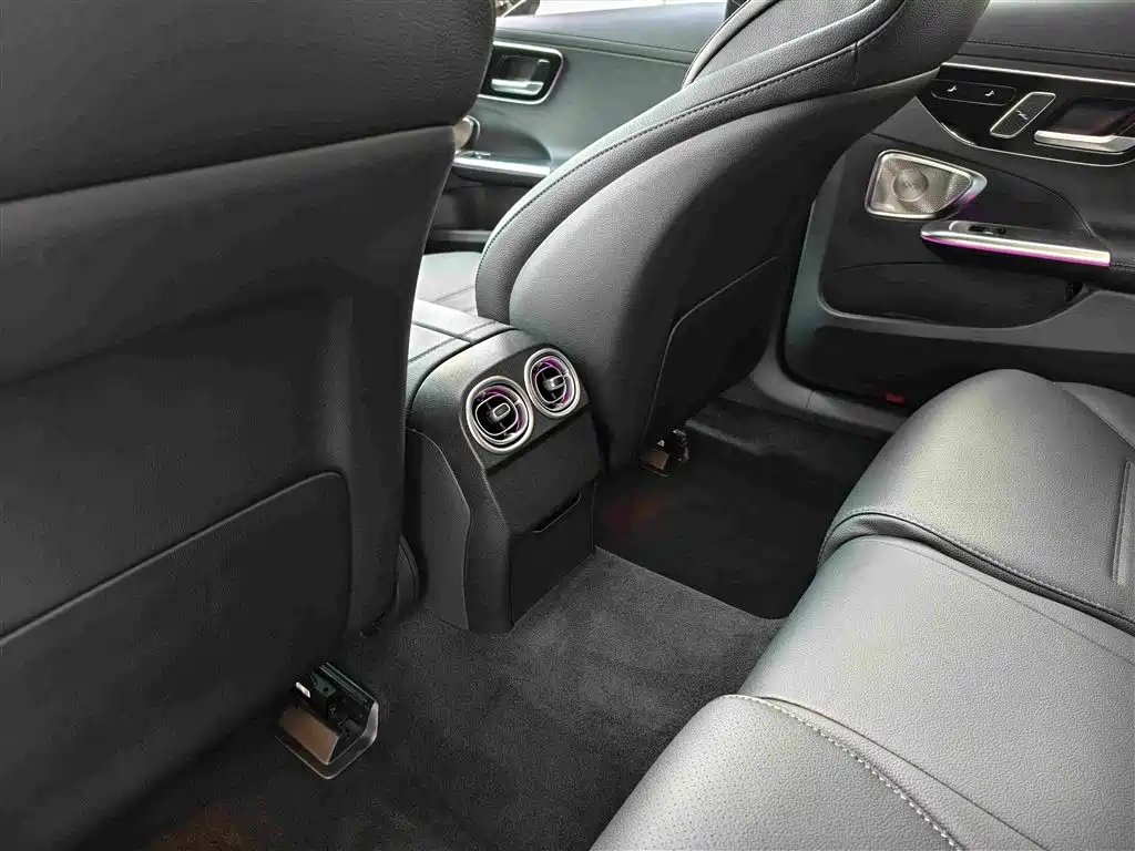 Mercedes-Benz C-Class 2026 — фото 8