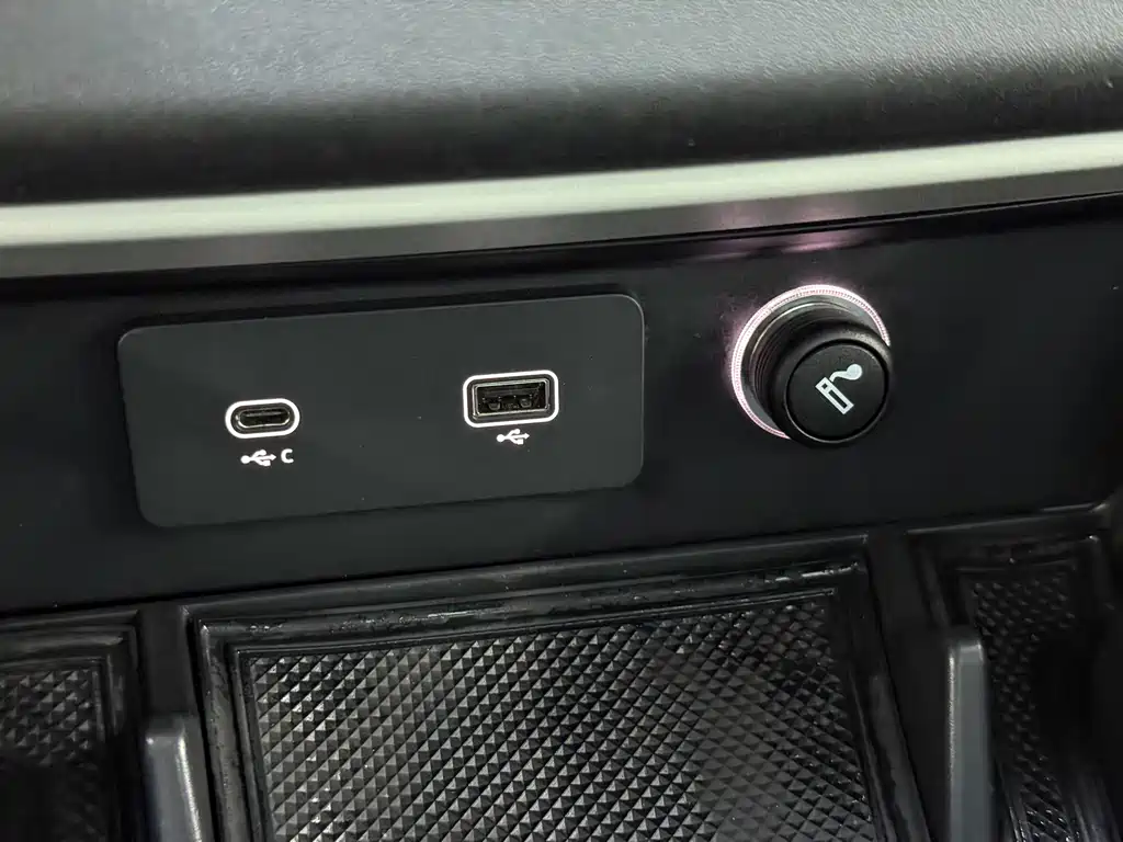 Land Rover Defender 2021 — фото 18