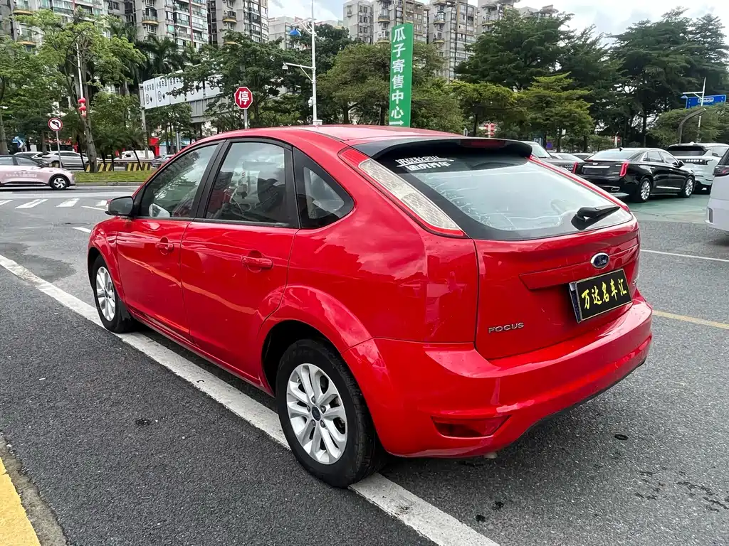 Ford Focus 2014 — фото 11