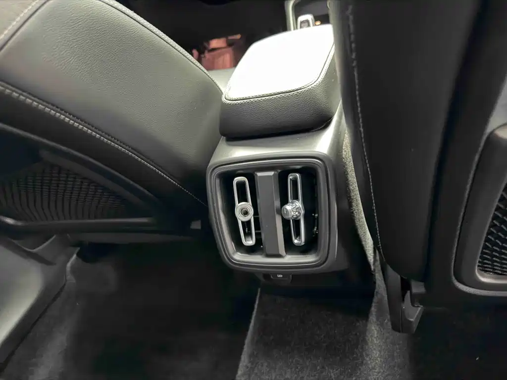 Volvo XC40 2022 — фото 2