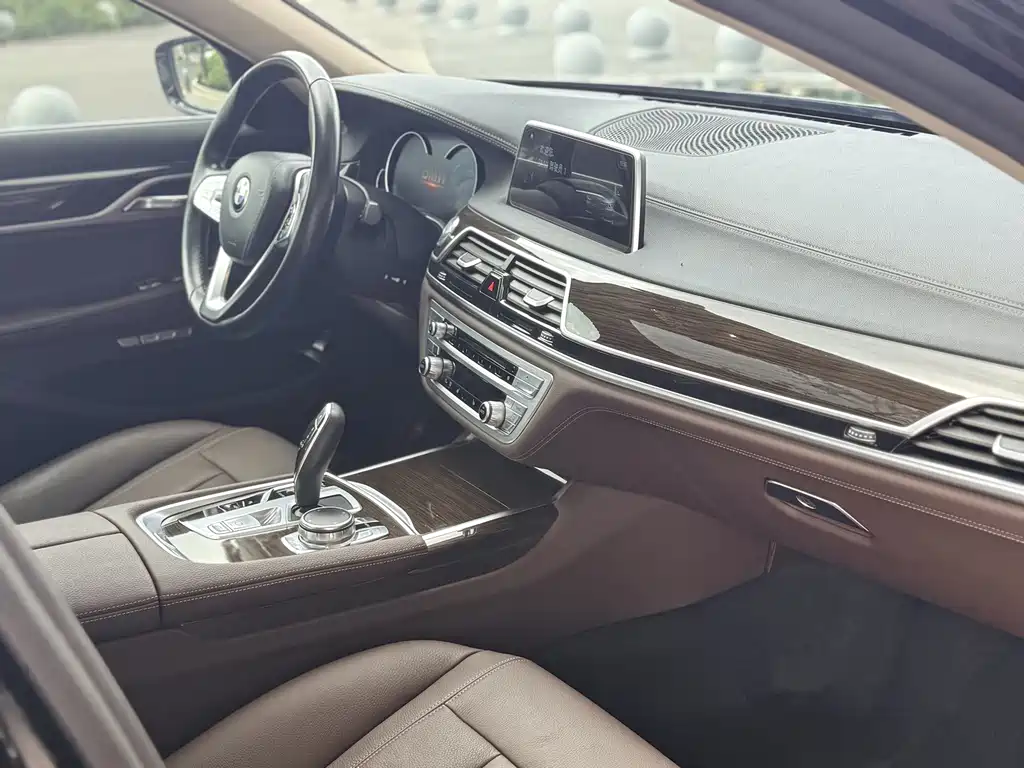 BMW 7 Series 2017 — фото 13