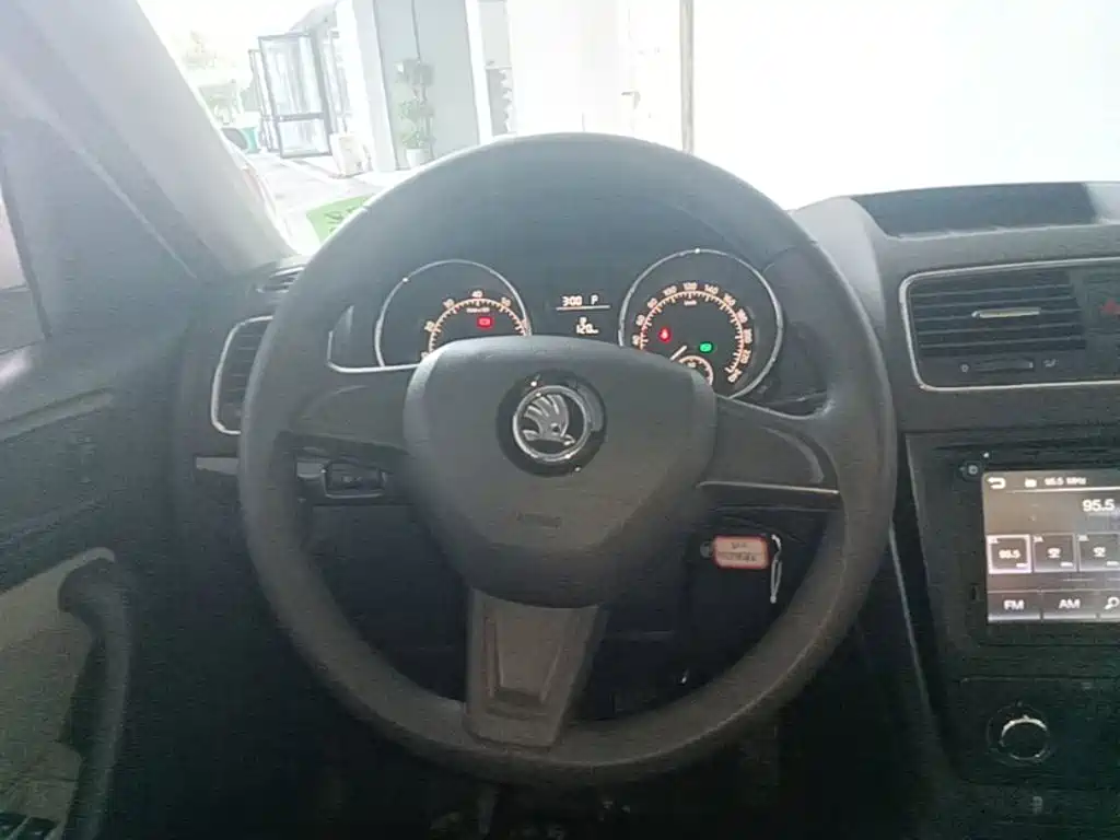 Skoda Yeti 2017 — фото 11