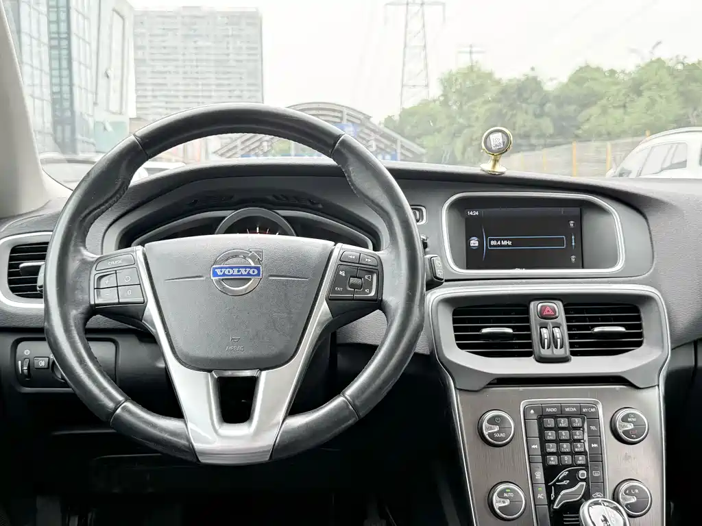 Volvo V40 2014 — фото 12
