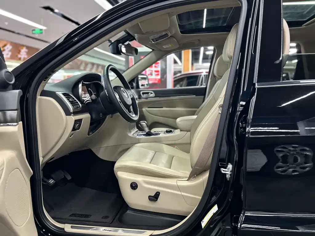 Jeep Grand Cherokee 2018 — фото 11