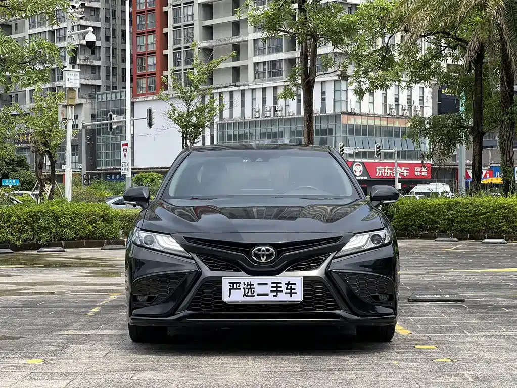 Toyota Camry 2022 — фото 2