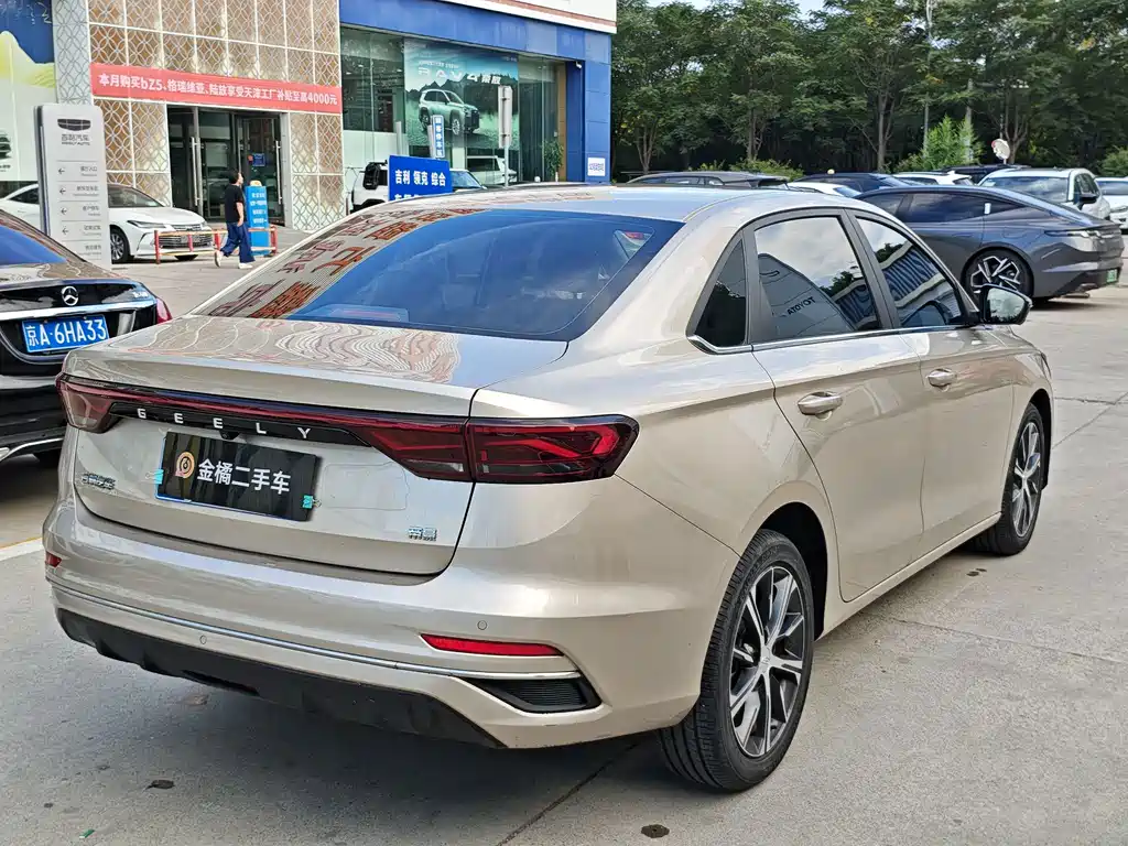Geely Emgrand 2022