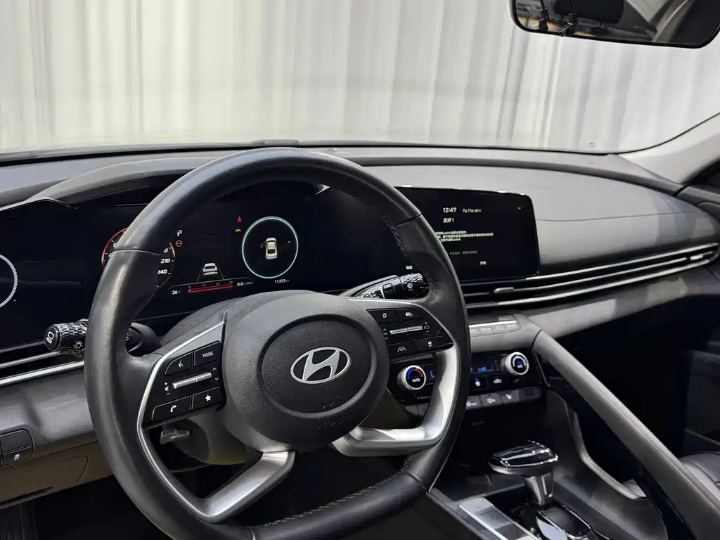 Hyundai Elantra 2023 — фото 10