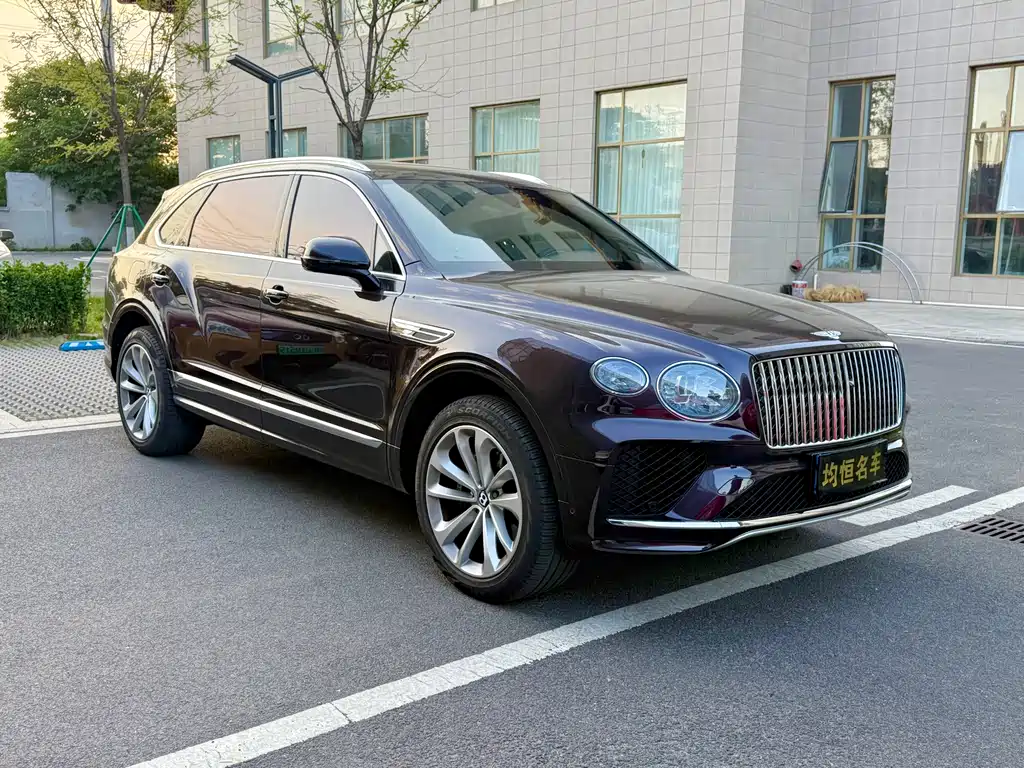 Bentley Bentayga 2023 — фото 1