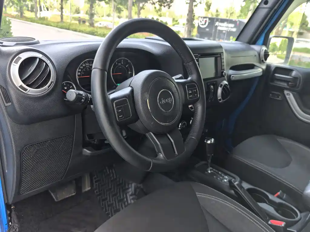Jeep Wrangler 2016 — фото 10