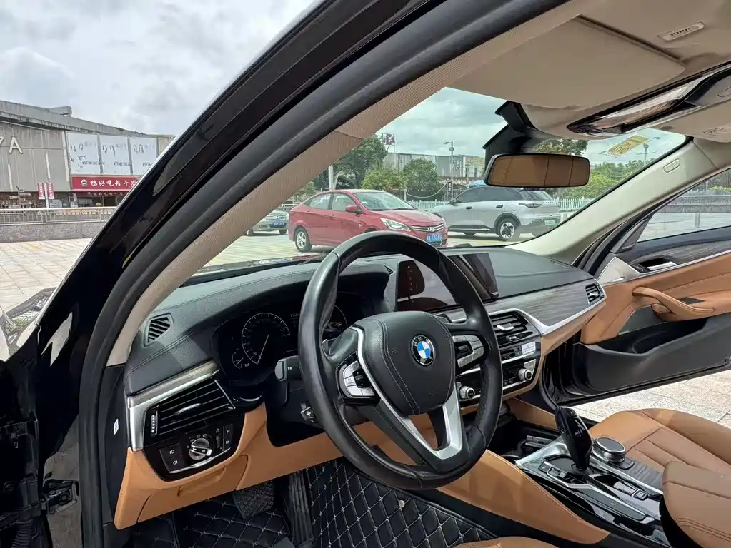 BMW 5 Series 2018 — фото 13