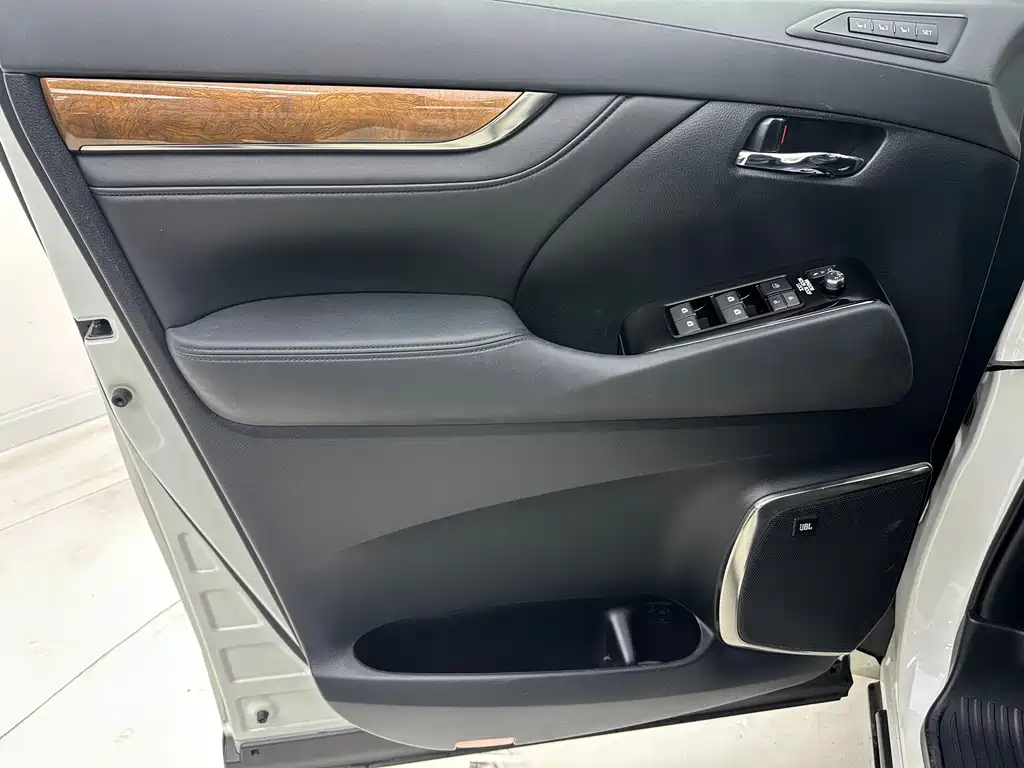 Toyota Alphard 2017 — фото 17