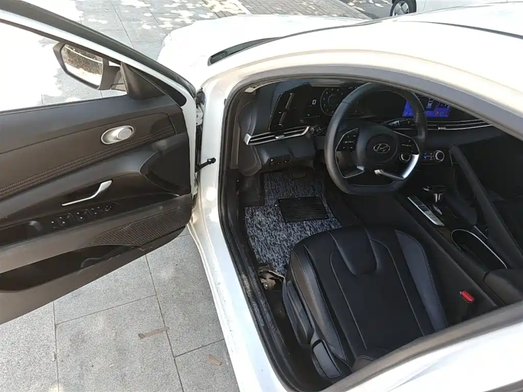 Hyundai Elantra 2022 — фото 16