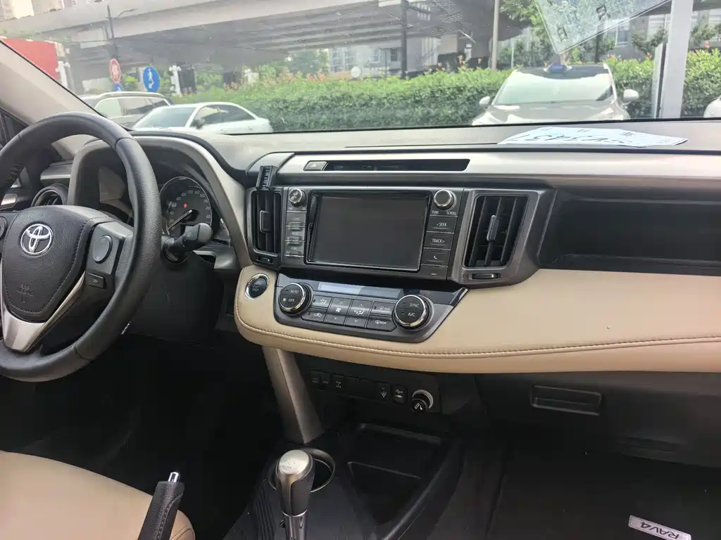 Toyota RAV4 2015 — фото 12