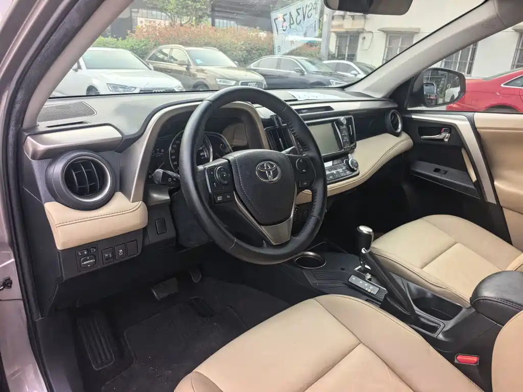 Toyota RAV4 2015 — фото 18