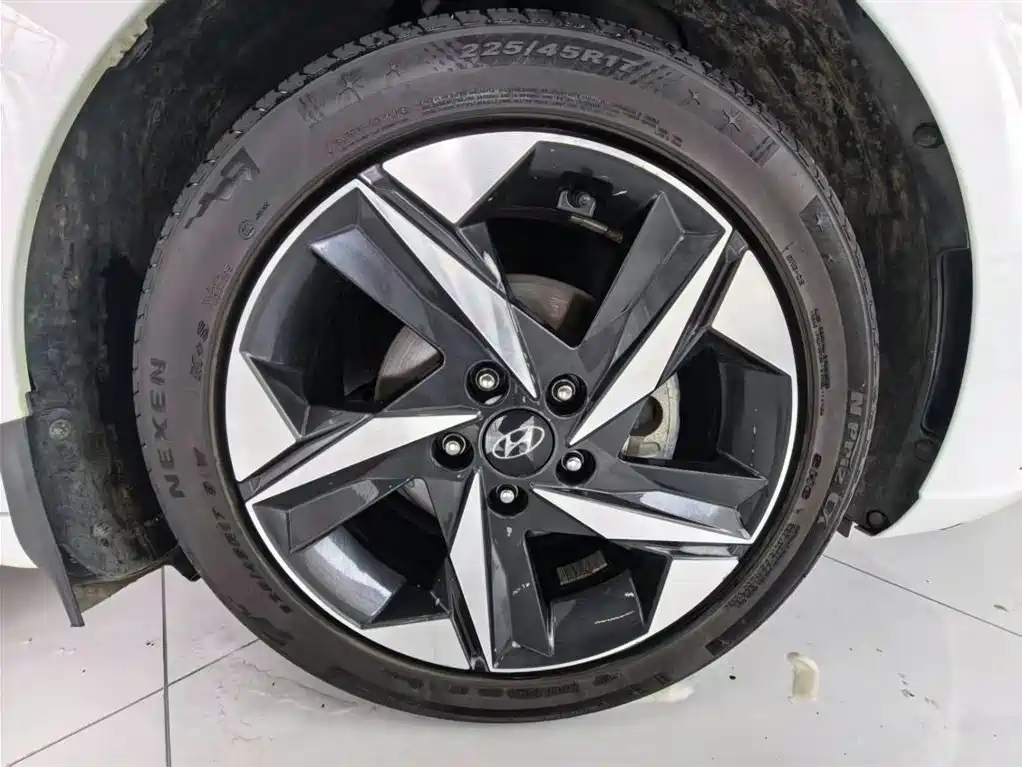 Hyundai Elantra 2023 — фото 18