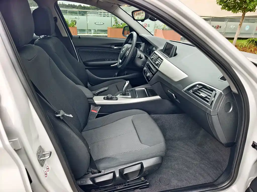 BMW 1 Series 2019 — фото 12