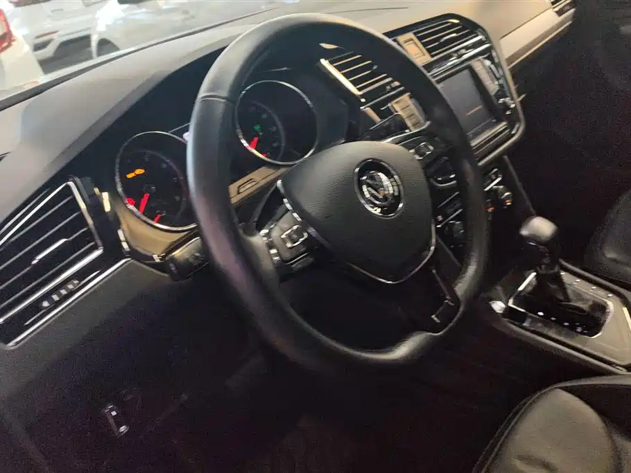 Volkswagen Tiguan L 2018 — фото 15