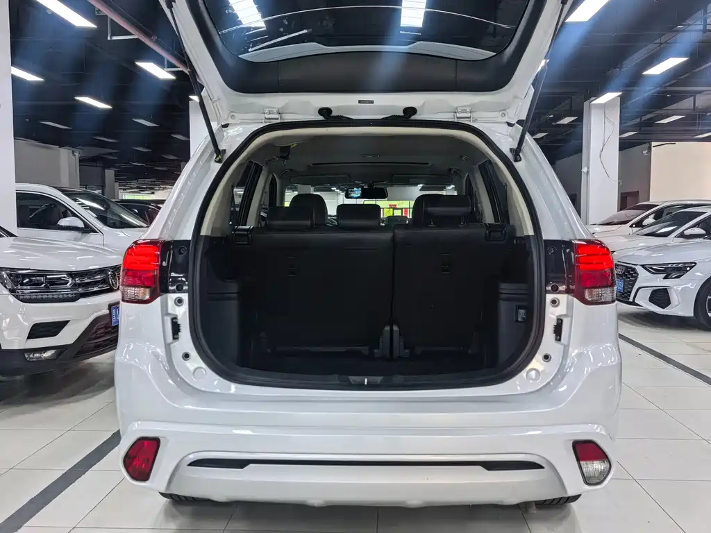 Mitsubishi Outlander 2021 — фото 21