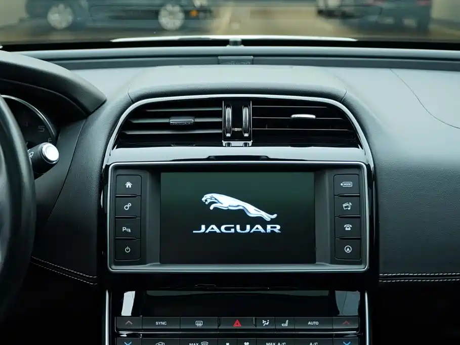 Jaguar XE 2015 — фото 19