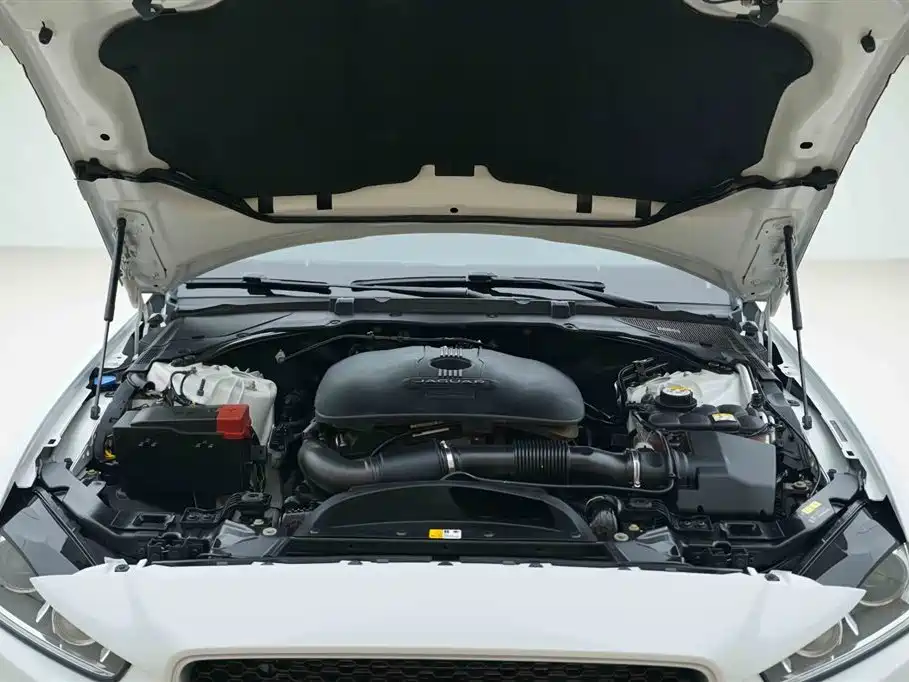 Jaguar XE 2015 — фото 7