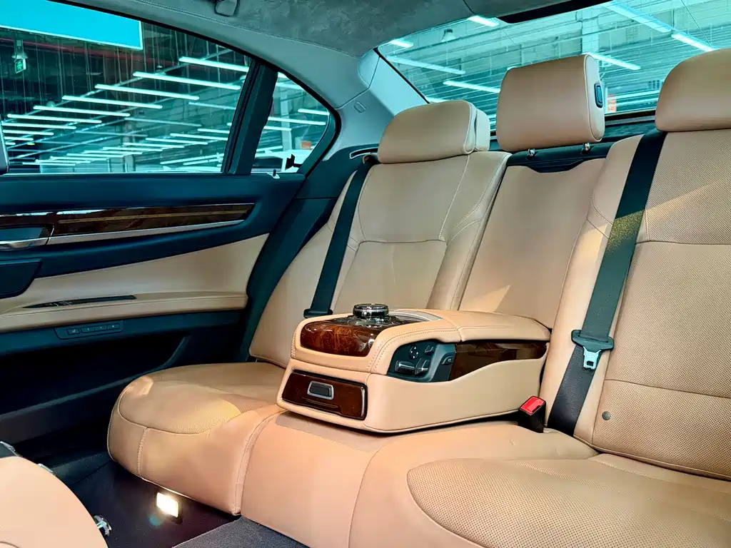 BMW 7 Series 2014 — фото 35