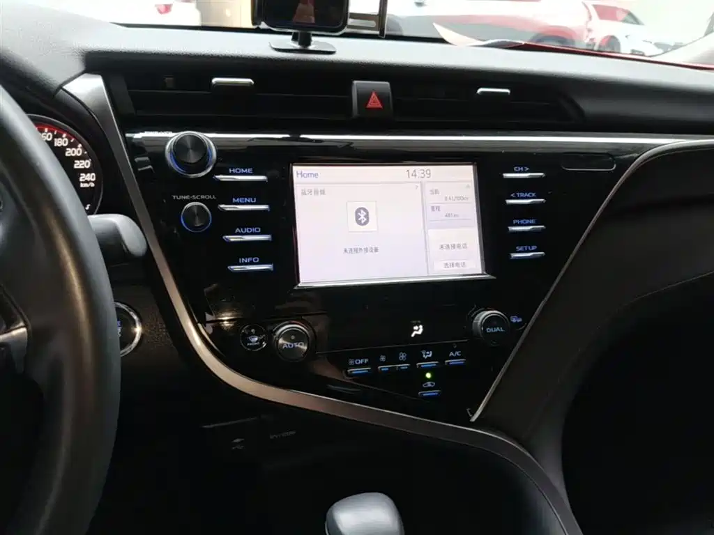 Toyota Camry 2018 — фото 13