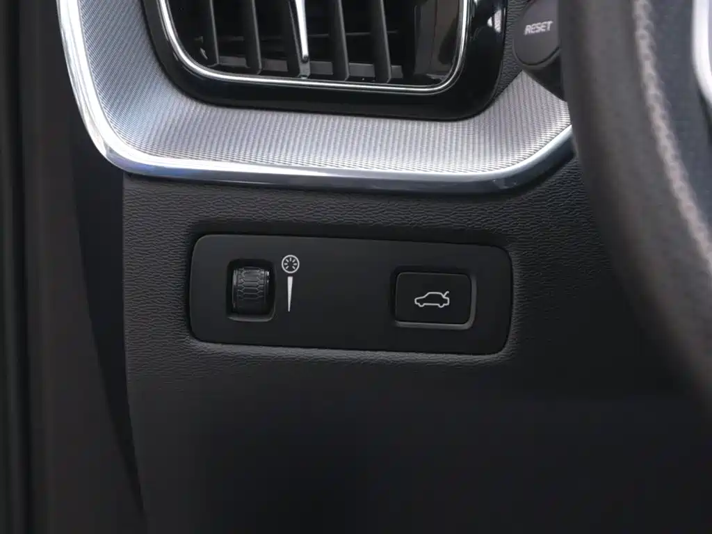Volvo XC60 2018 — фото 24