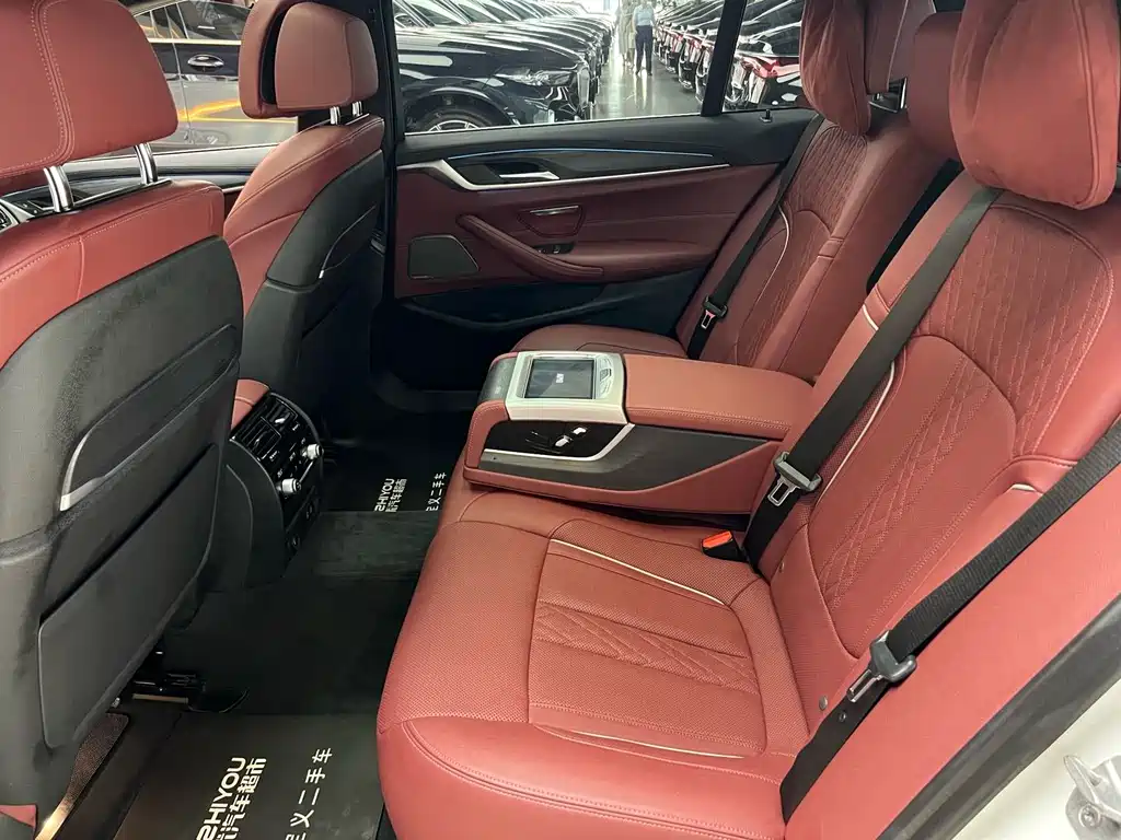 BMW 5 Series 2021 — фото 10