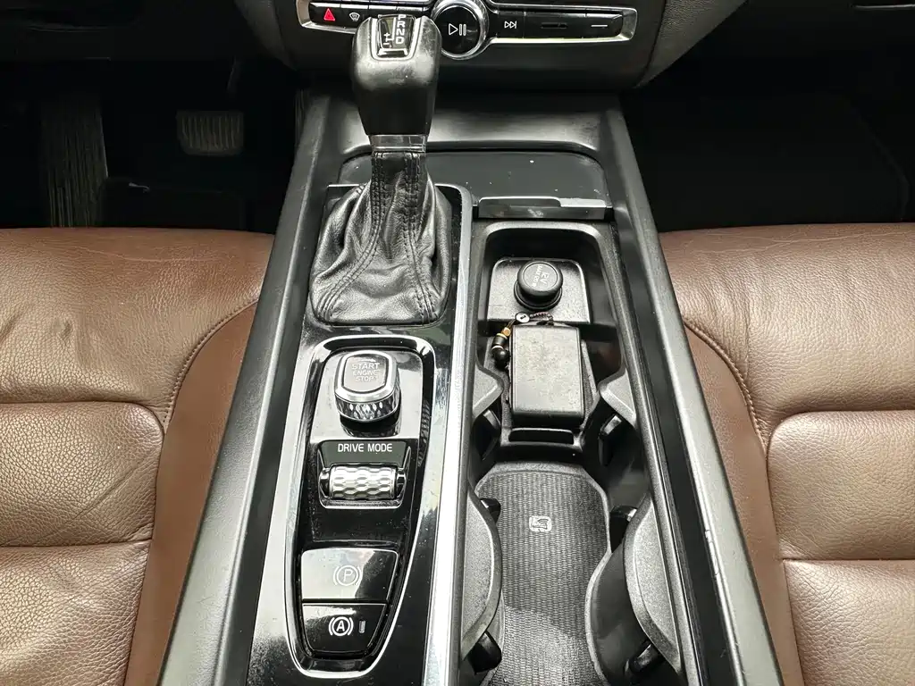 Volvo XC60 2020 — фото 18