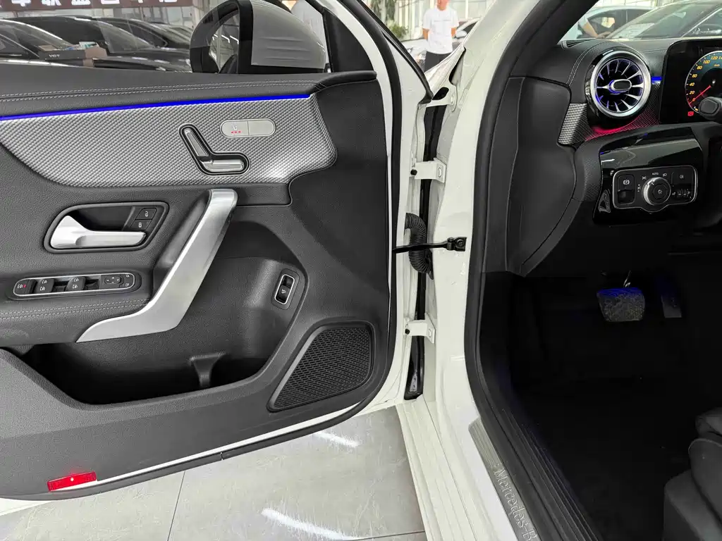 Mercedes-Benz A-Class 2023 — фото 9