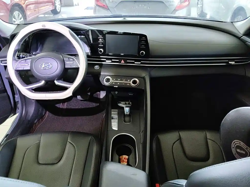 Hyundai Elantra 2023 — фото 10