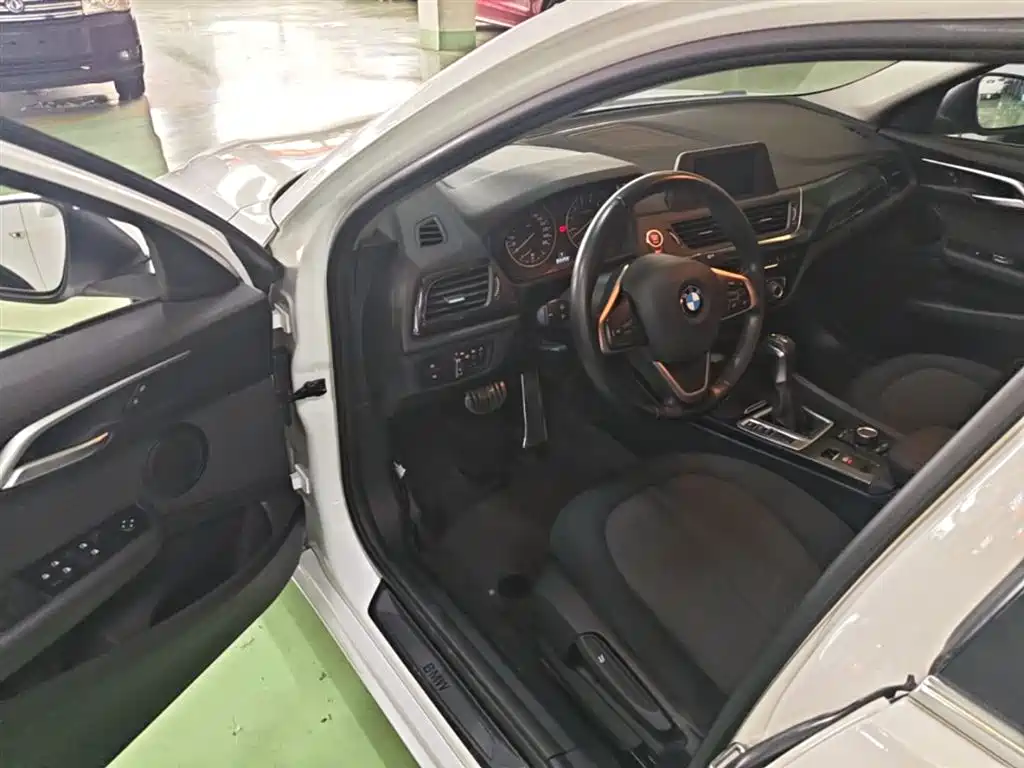 BMW 1 Series 2017 — фото 16