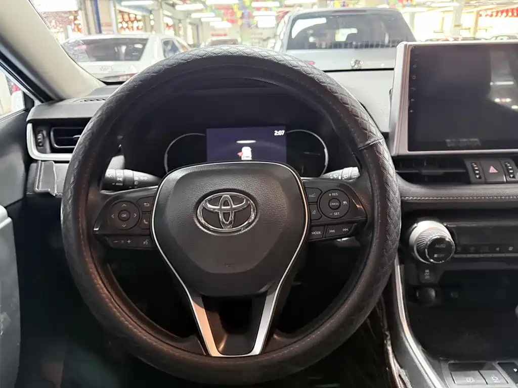 Toyota RAV4 2022 — фото 11