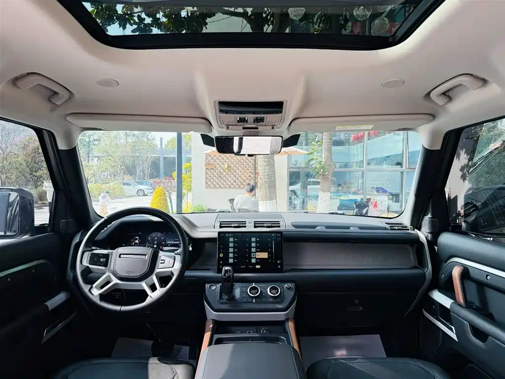 Land Rover Defender 2023 — фото 16
