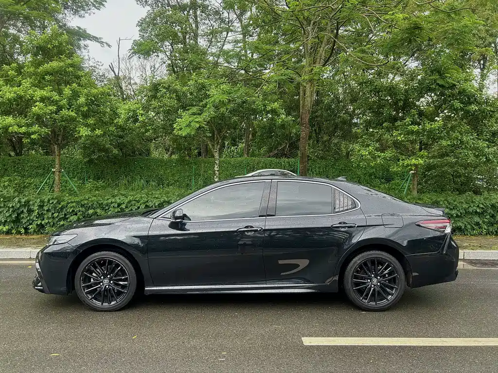 Toyota Camry 2023 — фото 2