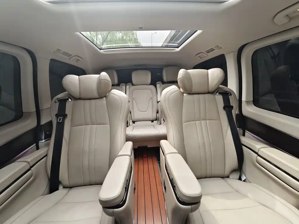 Mercedes-Benz V-Class 2023 — фото 13