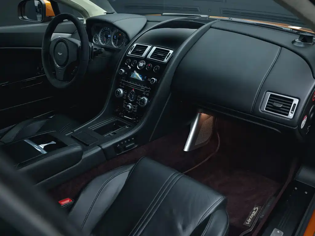 Aston Martin V8 Vantage 2013 — фото 10