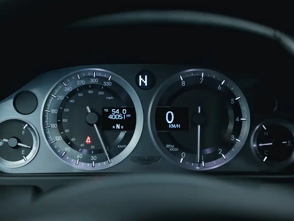 Aston Martin V8 Vantage 2013 — фото 12