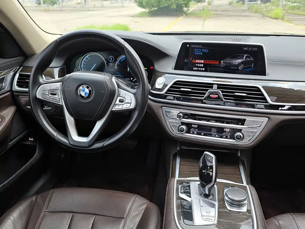 BMW 7 Series 2016 — фото 10