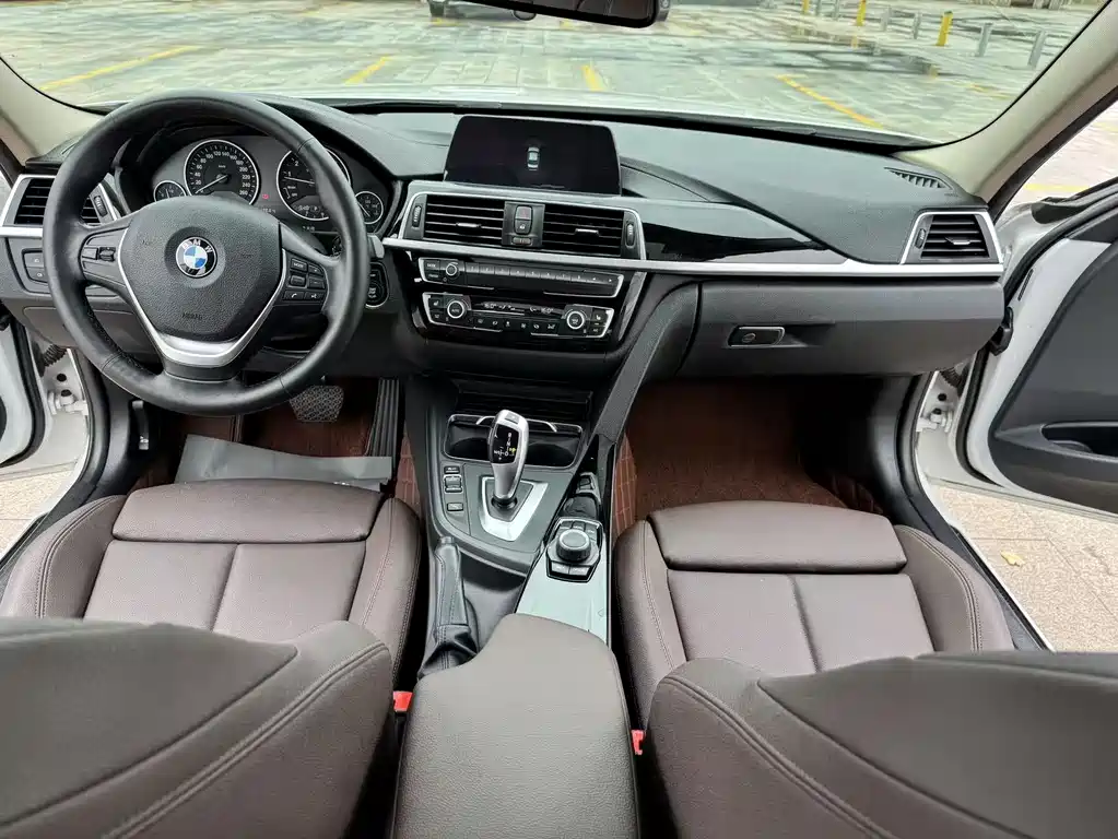BMW 3 Series 2018 — фото 24