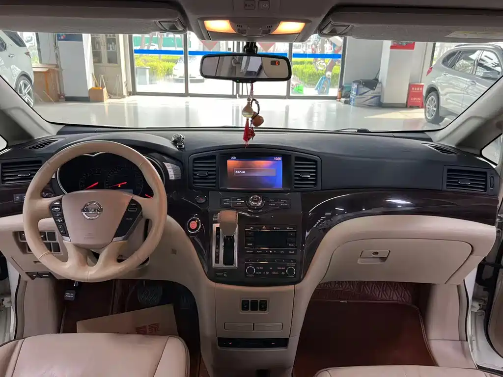 Nissan Quest 2017 — фото 12